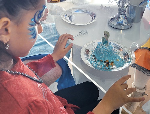 tsunami-cake en atelier anniversaire pour enfant reine des neiges